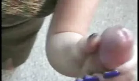 Zwei schöne junge Frau mit großen Körper sitzt bequem auf dem Balkon und posieren nackt. Schlanke Mädchen berühren sich, streicheln ihre natürliche elastische Brust mit einem weichen runden Boden und quetschen sanft ihre Muschi mit den Fingern. Frauen sind begeistert von der frischen Luft und Spaß Peeling reife frauen kostenlose pornos Soft Cover auf dem Bett.